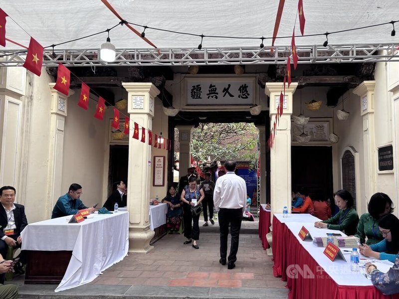 河內老城區的金銀寺有700年歷史,是河內最古老的寺廟之一。15日,投票所前擺上裝飾與標語,迎接投票民眾,也吸引許多外國遊客拍照紀念。中央社記者曾婷瑄河內攝 115年3月15日