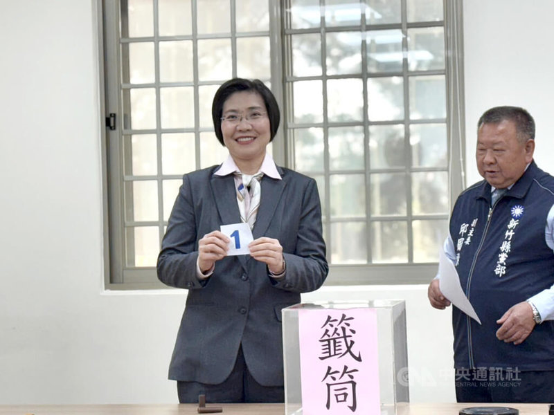 國民黨新竹縣長初選電視政見發表會15日下午舉行，立委徐欣瑩（左）抽到1號籤，率先發表政見，推出「雙AI引擎」，強調陽光政治與科技升級。中央社記者魯鋼駿攝　115年3月15日