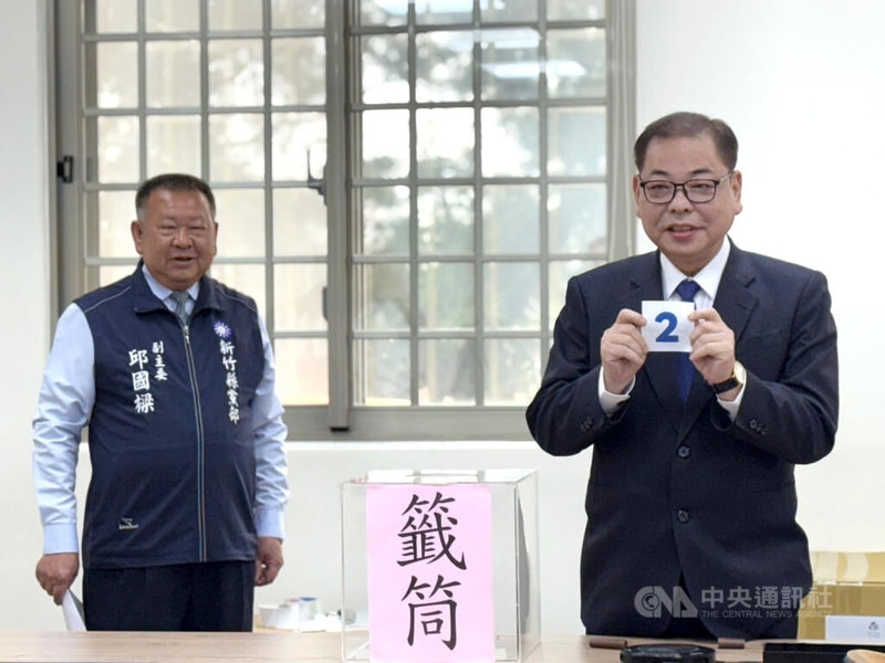 國民黨新竹縣長初選15日在北視電視台進行電視政見發表會，副縣長陳見賢（右）抽到2號籤，政見發表時主打「實務治理」，聚焦客家傳承與完善交通網。中央社記者魯鋼駿攝　115年3月15日