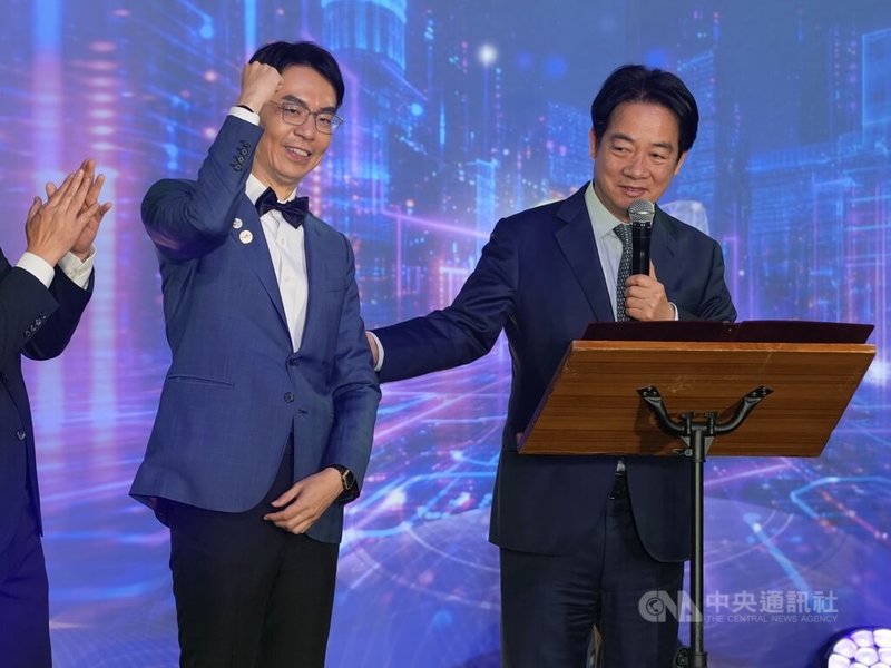 總統賴清德（右）15日在台北出席2026大台北國際牙展暨學術年會晚宴，力挺即將代表民進黨參選南投縣長的新北市牙醫師公會卸任理事長温世政（左）。中央社記者徐肇昌攝　115年3月15日