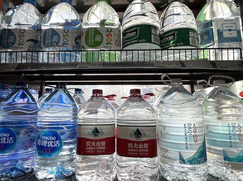 中國瓶裝水有多款品牌供消費者選擇，圖為上海一家超市貨架陳列瓶裝水。中央社記者李雅雯上海攝 115年3月15日