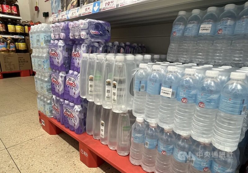 中國瓶裝水消費市場龐大。圖為上海一家超市內部陳列瓶裝水。中央社記者李雅雯上海攝 115年3月15日