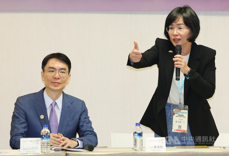 民進黨新北市長參選人蘇巧慧(右)15日在世貿一館出席新北市牙醫師公會第28屆第3次會員大會,為將參選南投縣長的新北市牙醫師公會理事長温世政(左)鼓勵打氣。中央社記者張新偉攝 115年3月15日