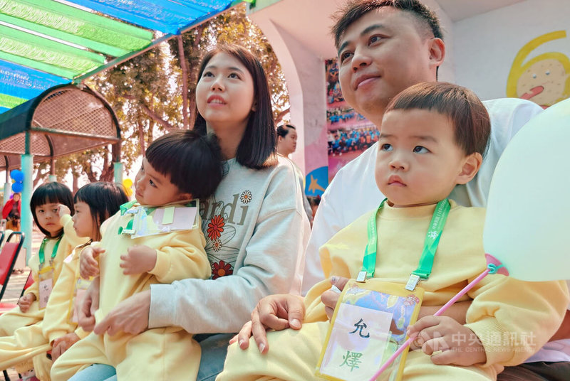 「第12屆全國三胞胎大會師」15日在雲林縣斗南鎮文安國小登場,住台中的張先生與妻子(圖)帶著4個孩子來參加,被誤為生4胞胎,張先生說,第一胎是三胞胎,第二胎生一個,是不小心有的,想說既然有緣就生下來。中央社記者蔡智明攝 115年3月15日