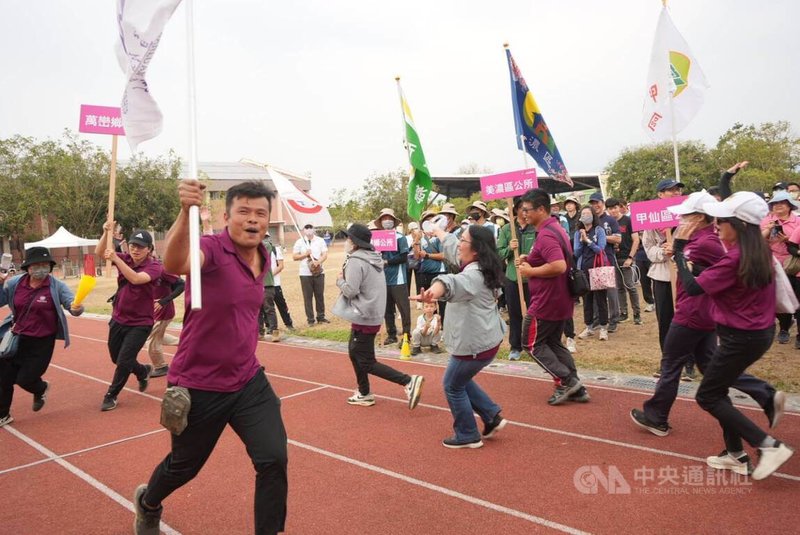 第61屆六堆運動會15日落幕,總錦標由先鋒堆萬巒鄉4連霸奪冠,大會宣布瞬間,萬巒隊歡聲雷動,全隊隨即揮舞隊旗繞場奔跑。中央社記者黃郁菁攝 115年3月15日