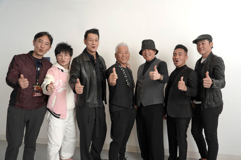 資深歌手巫啟賢14日登北流開唱，邀請藝人于冠華（左起）、唐從聖、聶雲、曾國城（左5起）、民雄、姚元浩一起上台歡唱，巫啟賢（中）笑說，這段演出是「麻吉費洛蒙大爆發」。（卡司娛樂提供）中央社記者洪素津傳真　115年3月15日