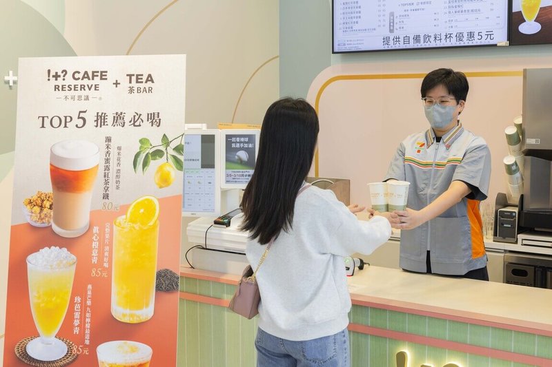 統一超表示，2024年以手搖飲結合超商經營know-how，推出品牌「不可思議茶BAR」，2025年推出首間街邊手搖飲旗艦店，導入「AI智能現萃茶機」，單店單日最高有近500人次消費。（統一超提供）中央社記者何秀玲傳真　115年3月15日