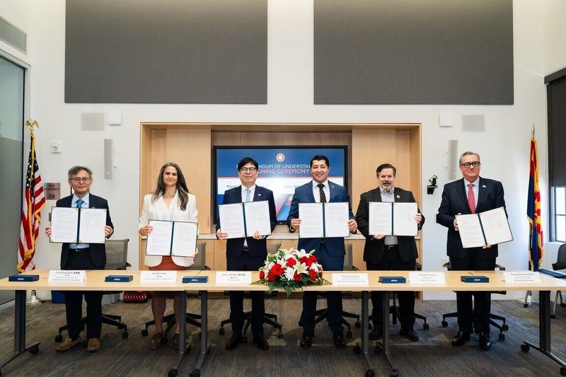 高雄市長陳其邁（左3）於美國時間14日前往亞利桑那州土桑市，與土桑市政府、亞利桑那大學、國立中山大學等共同簽署合作備忘錄。（高雄市政府提供）中央社記者蔡孟妤傳真 115年3月15日
