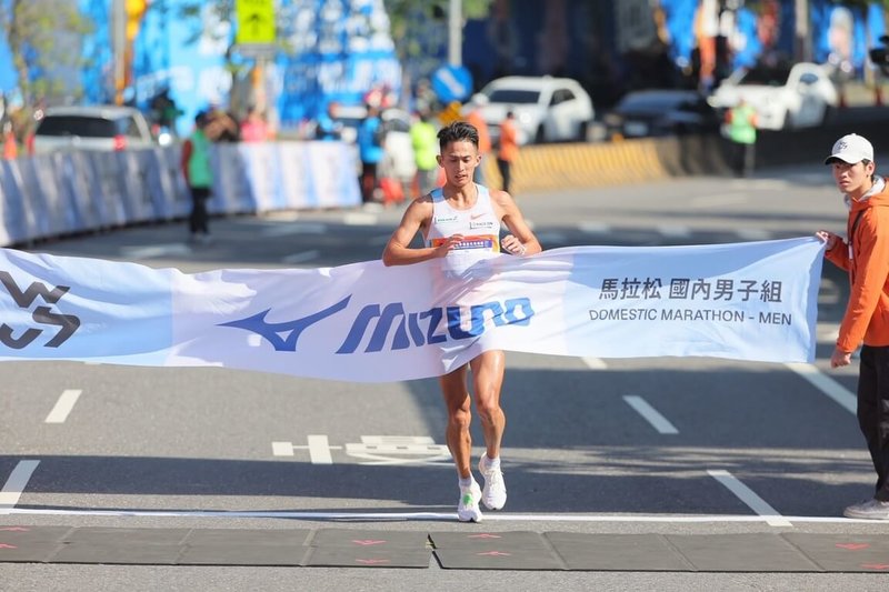 新北市萬金石馬拉松15日起跑,最後馬拉松由肯亞男女好手奪冠,國內總排名則是全馬好手「印帝」周庭印(圖)挑戰6度奪冠、連3屆封王成功。(新北市府提供)中央社記者王鴻國傳真 115年3月15日