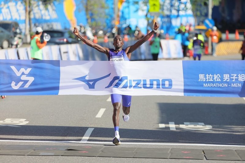2026新北市萬金石馬拉松15日登場,馬拉松男子組由肯亞選手埃諾克.昂查里(Enock Onchari),以2小時12分46秒奪下冠軍。(新北市府提供)中央社記者王鴻國傳真 115年3月15日