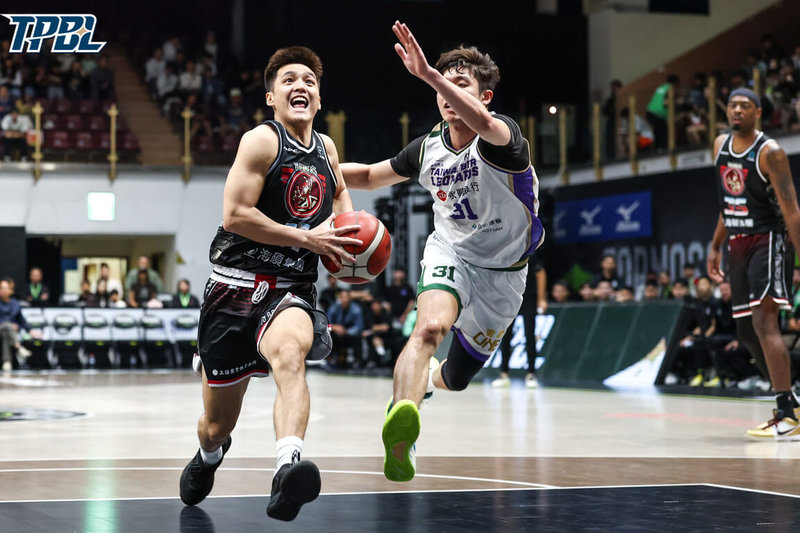 台灣職業籃球大聯盟（TPBL）福爾摩沙夢想家15日在主場迎戰桃園台啤永豐雲豹，夢想家靠著替補上陣的林俊吉（持球者）挹注18分，終場以111比84拿到6連勝，戰績直逼聯盟龍頭雲豹。（TPBL提供）中央社記者陳容琛傳真　115年3月15日