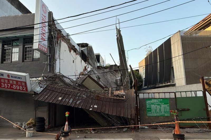 桃園市桃園區雙峰路某透天住宅新建工地15日上午作業時造成鄰房1倒塌、1有結構安全疑慮，市府建築管理處勒令停工並將開罰。（桃園市政府建築管理處提供）中央社記者吳睿騏桃園傳真　115年3月15日