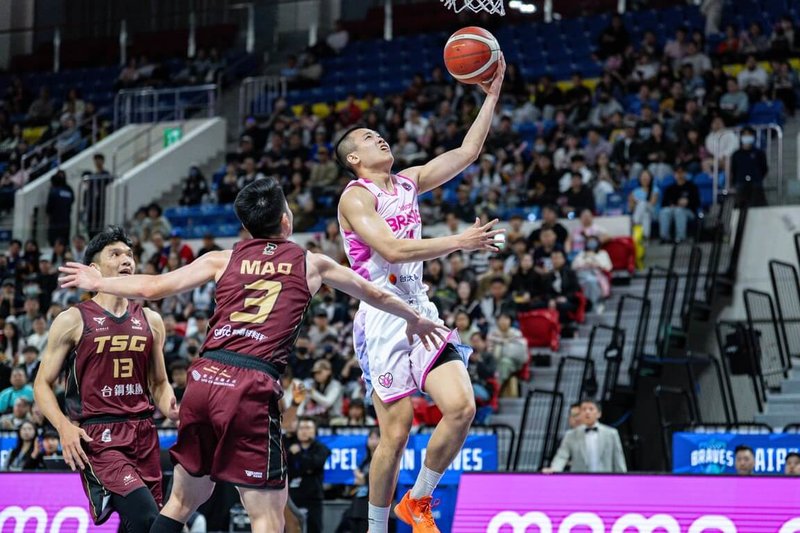 台灣職籃P.LEAGUE+台北富邦勇士15日主場面對台鋼獵鷹，勇士靠著2名本土球員陳又瑋（持球者）、周桂羽聯手發威，終場以114比89終止2連敗，其中陳又瑋拿下本土最高23分，外帶4籃板、3助攻。（PLG提供）中央社記者陳容琛傳真　115年3月15日