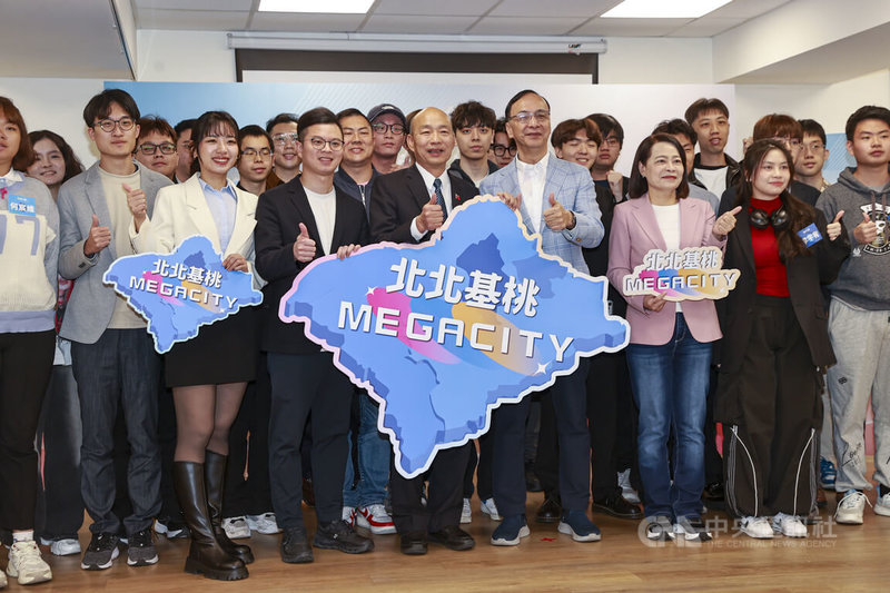 桃園市日新協會與風向株式會社主辦的「模擬Mega City：模擬方城市」青年營隊在台北市舉行，前國民黨主席朱立倫（前排左4）、立法院長韓國瑜（前排左3）15日出席活動，與學員合影並分享政治理念與群眾觀察。中央社記者鄭清元攝　115年3月15日