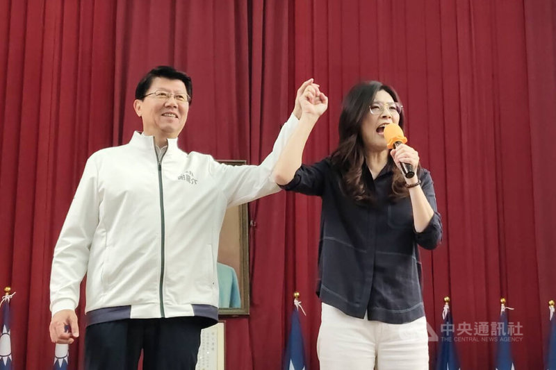 國民黨主席鄭麗文（右）15日到台南市新營區黨部參加新春團拜暨黨員聯誼，為獲國民黨提名參選下屆台南市長的立委謝龍介（左）加油。中央社記者楊思瑞攝  115年3月15日