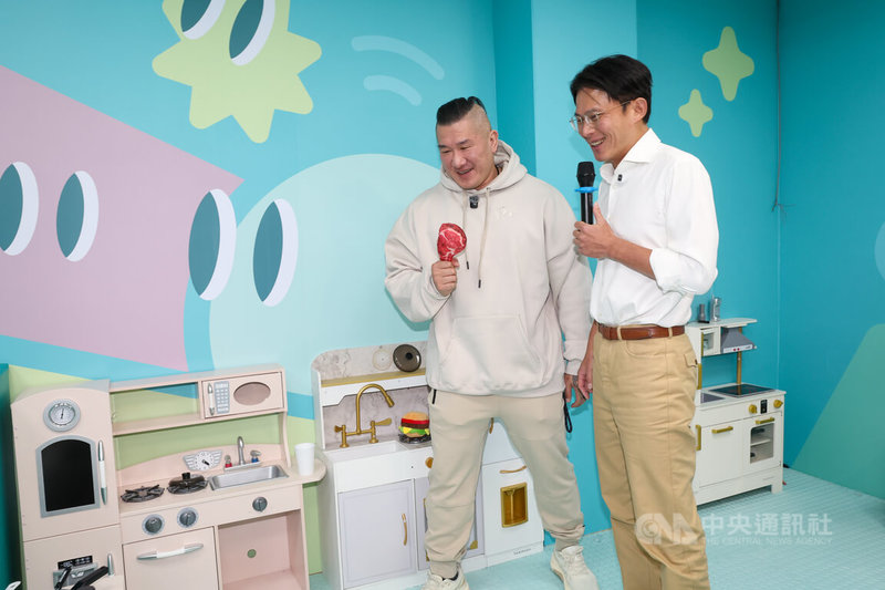 民眾黨主席黃國昌(右)新北市長競選總部已在新莊成立,他15日帶領網紅「館長」陳之漢(左)參觀,介紹總部內親子設施。中央社記者吳家昇攝 115年3月15日