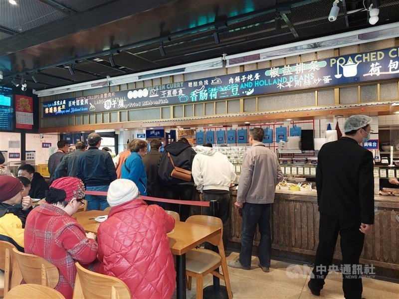 中共面對新形勢，以服務促進管制、強化基層治理的思維，在政策引導下，提供長者用餐優惠的社區食堂在中國各城市迅速興起，圖為一家網紅食堂。 （中央社檔案照片）