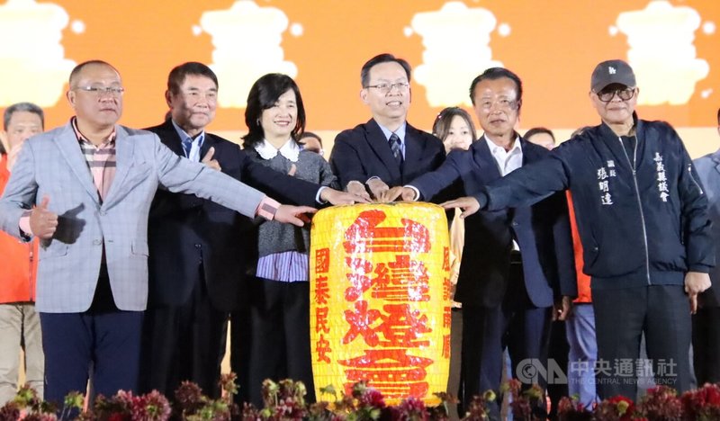 連續13天在嘉義舉行的2026台灣燈會15日晚間閉幕，下屆將由苗栗縣舉辦，嘉義縣長翁章梁（右2）交棒給苗栗縣長鍾東錦（左2），交通部常務次長林國顯（右3）、觀光署長陳玉秀（左3）見證。中央社記者蔡智明攝　115年3月15日