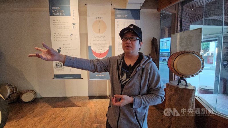 新莊「响仁和」鼓藝工坊成立近百年，當傳承到第3代王藤（圖），他表示，泰山工廠大火燒掉了許多心血，他坦承對响仁和是很大的打擊。曾思考到底要不要繼續下去。還好，撐下來了。中央社記者王鴻國攝　115年3月15日