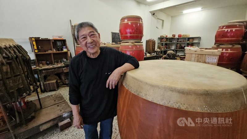 新莊「阿塗師」王桂枝創辦「响仁和」製鼓，到王錫坤（圖）接棒成就百年匠心鼓藝之家，獲授「人間國寶」。中央社記者王鴻國攝　115年3月15日