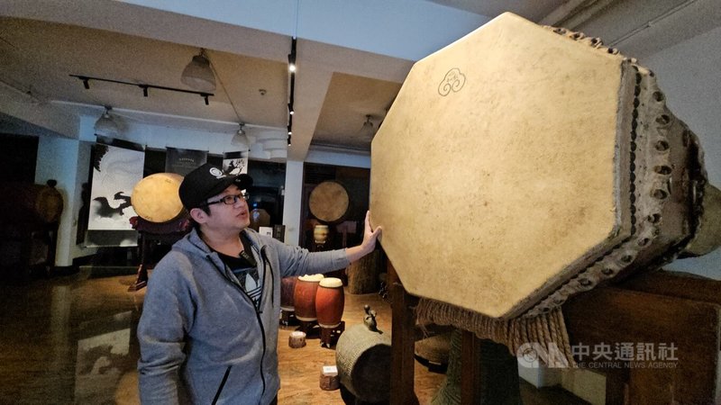 「响仁和」第3代接班人王藤介紹父親王錫坤所製作製作難度極大的八卦鼓，強調這是父親對他自己鼓藝極限製作的挑戰。中央社記者王鴻國攝　115年3月15日