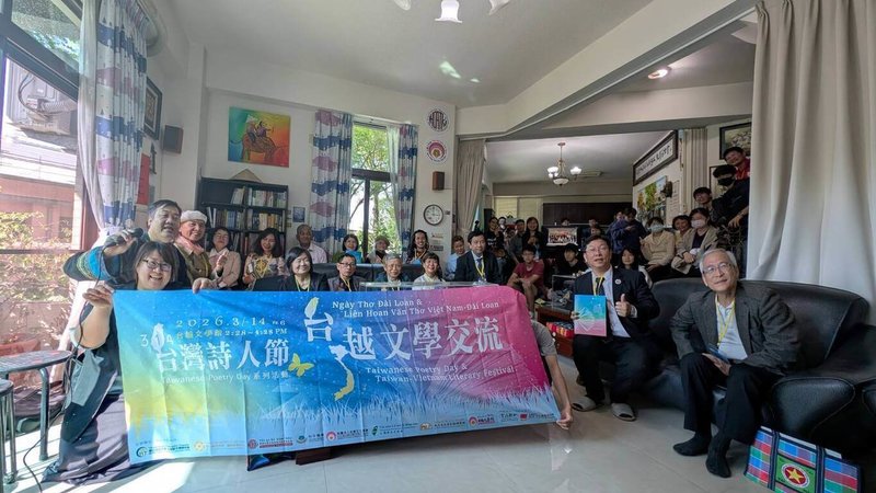 「台越文化協會」邀請越南作家赴台參與台灣詩人節活動。台越雙方積極舉辦研討會、工作坊、出版品互譯、藝術家互邀等，以民間力量深化雙邊理解。（蔣為文提供）中央社記者曾婷瑄河內傳真　　115年3月15日