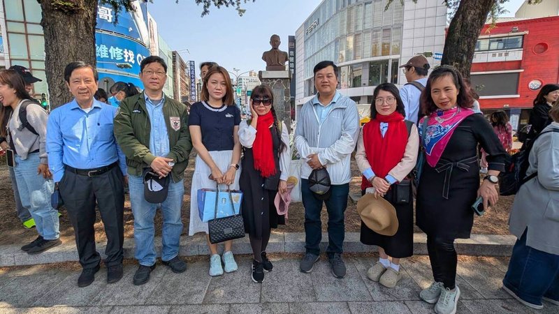 台灣詩人節暨台越文學交流活動為期數天,活動前主辦方安排越南作家團參加湯德章追思會並參觀其故居,了解台灣歷史,令越南作家印象深刻。(蔣為文提供)中央社記者曾婷瑄河內傳真 115年3月15日
