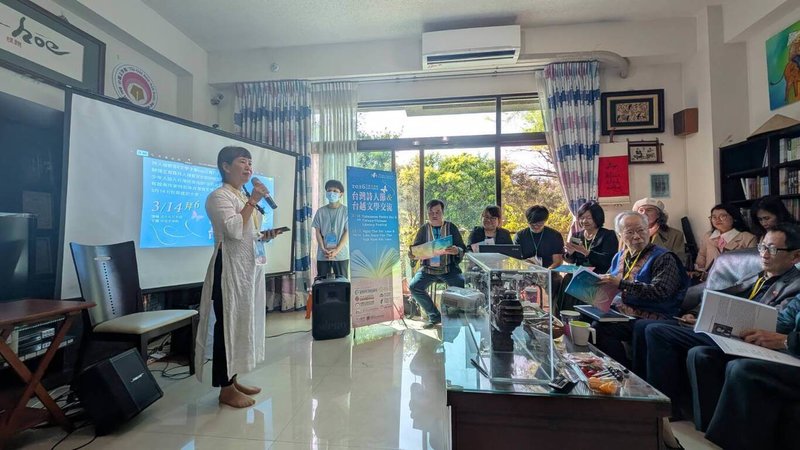 越南作家協會文學翻譯委員會委員喬碧后（白衣者）多次參與台灣詩人節與台越文學交流活動。她在14日的活動中，為參與者朗誦詩作「白色恐怖」，對台語詩人林宗源堅定用母語創作的精神感到敬佩。（蔣為文提供）中央社記者曾婷瑄河內傳真 115年3月15日