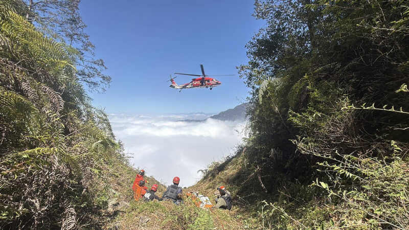 彰化縣魏姓男子10日單攻西巒大山，家屬當晚接獲其稱發生山難訊息，搜救人員連日搜尋，14日下午於瞭望台下切250公尺處尋獲其遺體，15日由內政部空中勤務總隊吊掛下山，後續交由警方處理。（翻攝照片）中央社記者鄭維真傳真 115年3月15日