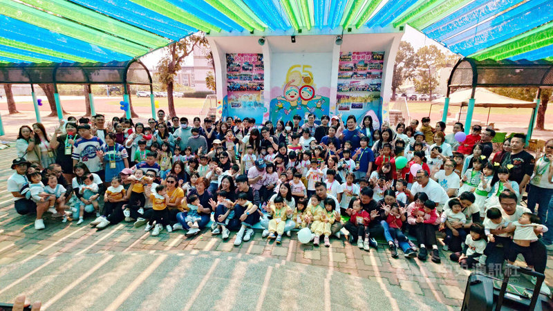 「第12屆全國三胞胎大會師」15日在雲林縣斗南鎮文安國小登場，30多組三胞胎家庭齊聚，年齡從1、2歲到10多歲都有，父母們來此交流育兒經驗，並互訴甘苦。中央社記者蔡智明攝 115年3月15日