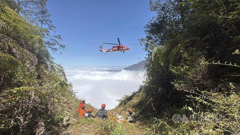 彰化縣魏姓男子10日單攻西巒大山，家屬當晚接獲其稱發生山難訊息，搜救人員連日搜尋，14日下午於瞭望台下切250公尺處尋獲其遺體，15日由內政部空中勤務總隊吊掛下山，後續交由警方處理。（翻攝照片）中央社記者鄭維真傳真 115年3月15日