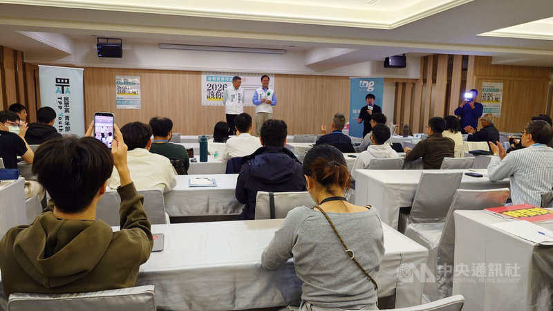 民眾黨創黨主席柯文哲(後左1)、黨籍嘉義市長參選人張啓楷(後左2),15日出席嘉義市選戰實務培訓營。柯文哲說,民眾黨舉辦選戰實務培訓營是就地徵才,招募選舉幹部。中央社記者蔡智明攝 115年3月15日