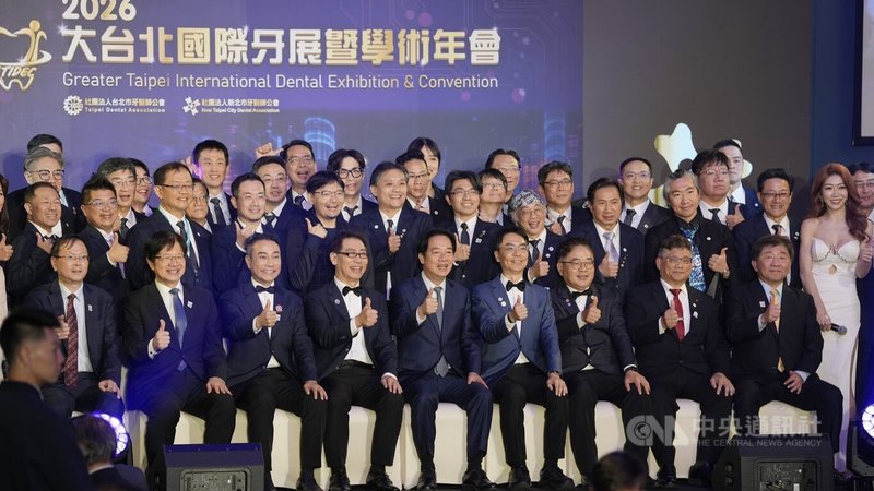 總統賴清德(前右5)15日在台北出席2026大台北國際牙展暨學術年會晚宴,與行政院政務委員陳時中(前右)、新北市牙醫師公會卸任理事長温世政(前右4)等人合影。中央社記者徐肇昌攝 115年3月15日