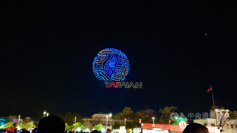 2026台灣燈會15日晚間湧入人潮，觀賞壓軸登場的無人機科技燈光秀，1000架MIT無人機升空，夜空浮現「AI Taiwan」字樣，象徵台灣在人工智慧與科技產業上的實力。中央社記者蔡智明攝　115年3月15日