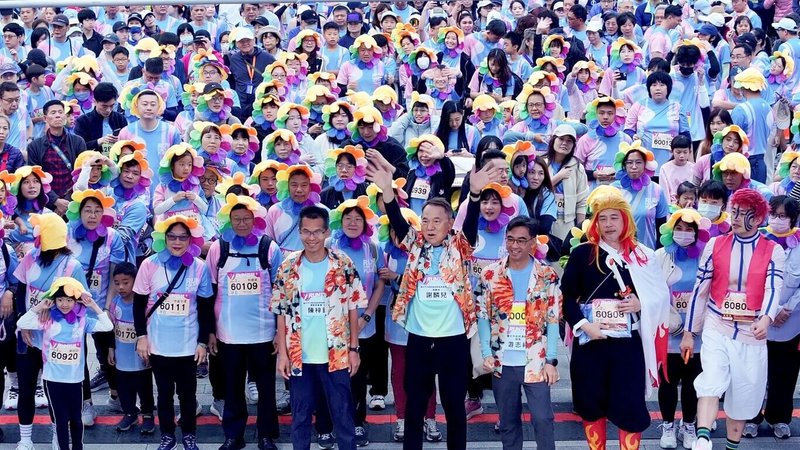 台中城市半程馬拉松15日登場，今年賽事以花為主題，民眾穿上花朵裝繽紛起跑。（民眾提供）中央社記者趙麗妍傳真 115年3月15日