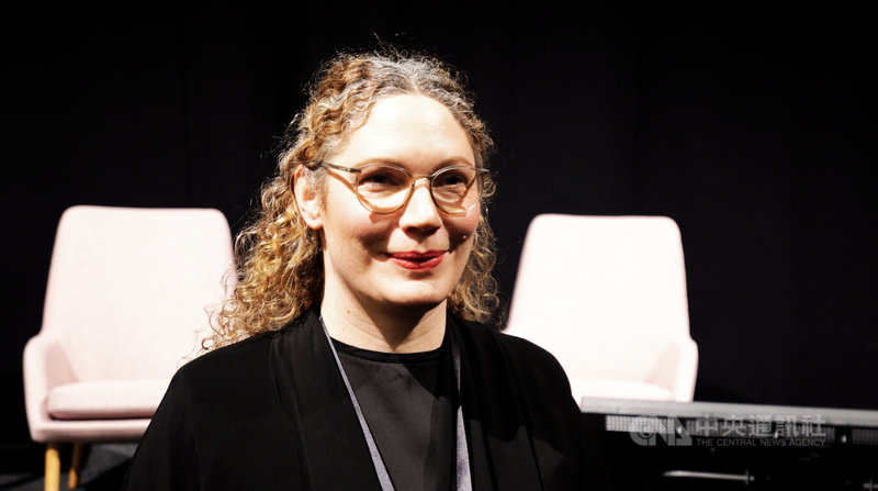 瑞典名廚奧爾森(Sofia B.Olsson)12日接受中央社專訪。奧爾森長年推動包容性領導運動,強調領導者應主動消除職場中的權力不對等,確保不同背景的成員都能在不受壓迫的環境下發揮專業。中央社記者巫祈麟赫爾辛基攝 115年3月15日