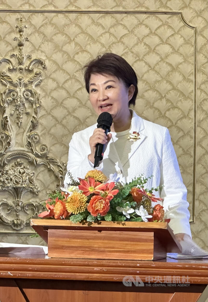 台中市長盧秀燕出席在紐約法拉盛舉行的歡迎僑宴，向台僑致意。中央社記者廖漢原紐約攝　115年3月15日