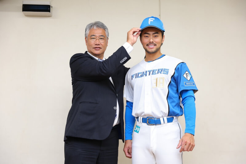 台灣捕手林家正（右）加盟日本職棒北海道火腿鬥士隊。（圖取自x.com/FightersPR）