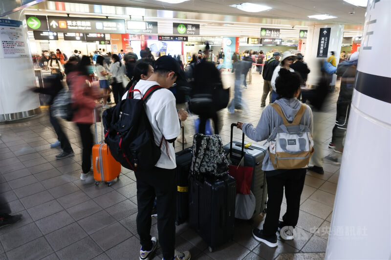 為助旅行業提升數位能力及服務品質，觀光署投入9000萬元，推出新促進旅行業發展方案。圖為民眾在高鐵台北站拉著行李箱準備乘車。 （中央社檔案照片）