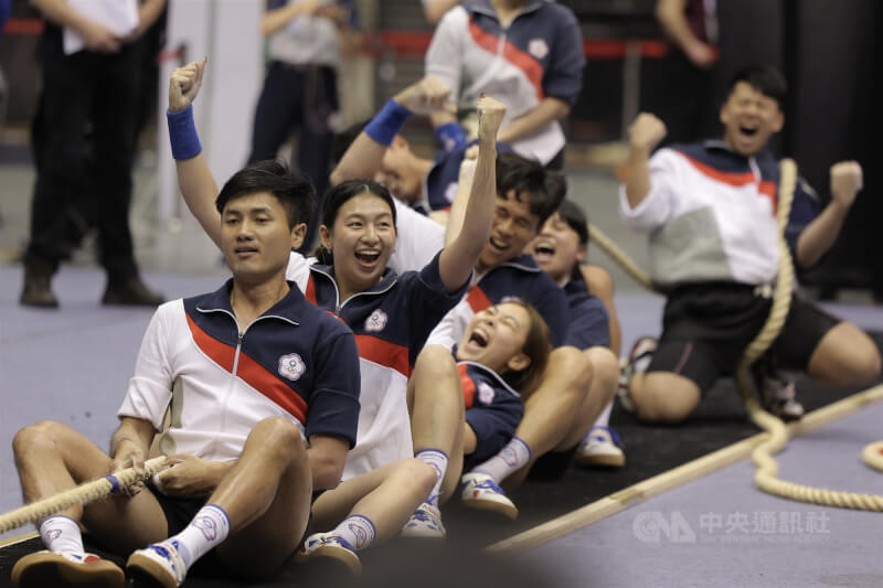 世界室內拔河錦標賽公開混合組580公斤級賽事15日上午在台北小巨蛋舉行，台灣隊靠著壓倒性的力量與默契直落2拿下冠軍，奪冠那刻選手振臂高呼。中央社記者翁睿坤攝 115年3月15日