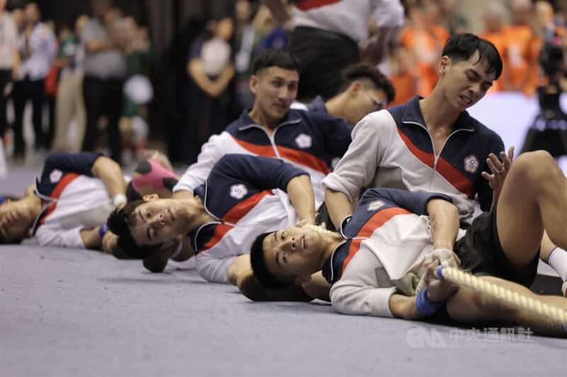 世界室內拔河錦標賽公開男子組560公斤級賽事15日上午在台北小巨蛋舉行，台灣隊分別在準決賽與銅牌戰失利，以第4名作收。圖為準決賽激戰3局落敗。中央社記者翁睿坤攝 115年3月15日