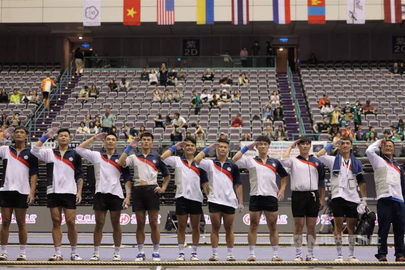 台灣隊在男子組640公斤級賽事摘下金牌，選手賽後向支持者敬禮表達感謝。中央社記者翁睿坤攝　115年3月15日