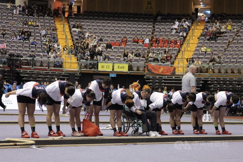 2026世界室內拔河錦標賽公開女子組540公斤級賽事15日下午在台北小巨蛋舉行,台灣隊以直落2擊敗對手,順利拿下冠軍,選手賽後鞠躬致意。中央社記者翁睿坤攝 115年3月15日