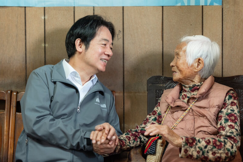 總統賴清德15日透過社群平台分享，他前幾天抽空到雲林，拜訪一位將滿百歲的長輩。（圖取自facebook.com/chingte）