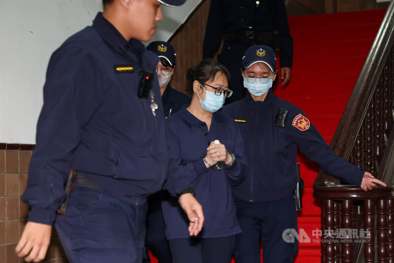 台灣高等法院去年11月針對男童「剴剴」遭虐死案二審開庭，被告保母劉彩萱（前右2）在法警戒護下出庭應訊。（中央社檔案照片）