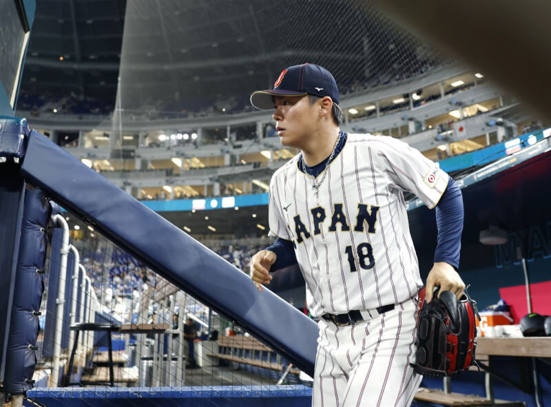 世界棒球經典賽8強賽日本隊先發投手山本由伸進行熱身。（共同社）