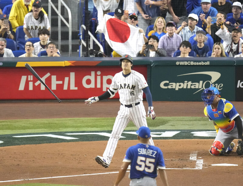 世界棒球經典賽14日日本隊對上委內瑞拉，大谷翔平1局下轟出首局首打席全壘打，幫助日本追平比數。（共同社）