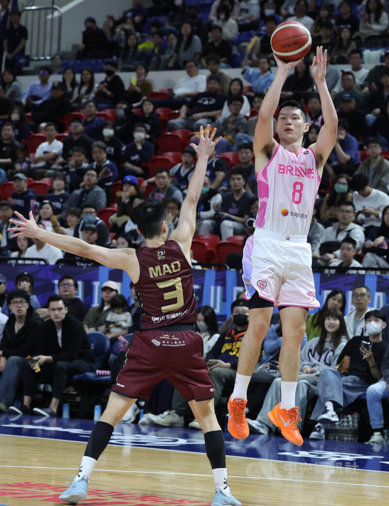 勇士陣中周桂羽(右)整場三分球出手6投4中、20分進帳,助隊終場以114比89擊敗獵鷹。中央社記者趙世勳攝 115年3月15日