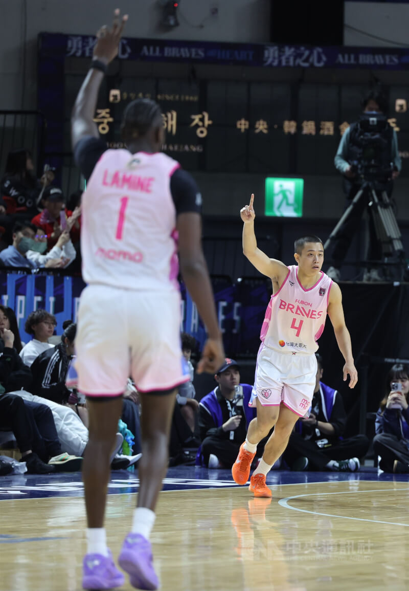 台灣職籃P.LEAGUE+台北富邦勇士15日在台北和平籃球館交手台南台鋼獵鷹，勇士陣中陳又瑋（右）三分球出手5投4中、整場拿下23分，助隊終場以114比89獲勝。中央社記者趙世勳攝　115年3月15日