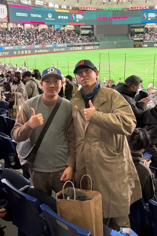 桃園市消防局龍潭分隊隊員張詠惟(右)、楊昱修(左)日前赴日觀看2026世界棒球經典賽(WBC),在東京神田車站目擊民眾暈倒,憑藉職業本能與專業救護技能第一時間協助,展現熱心助人精神。(桃園市消防局龍潭分隊提供)中央社記者吳睿騏桃園傳真 115年3月15日